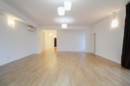 Apartament 168 mpu la parteul unei vile - Curte proprie- Straulesti