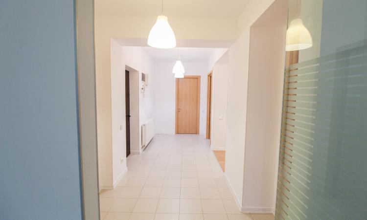 Apartament 168 mpu la parteul unei vile - Curte proprie- Straulesti