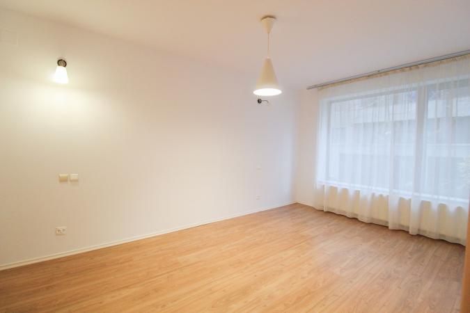 Apartament 168 mpu la parteul unei vile - Curte proprie- Straulesti