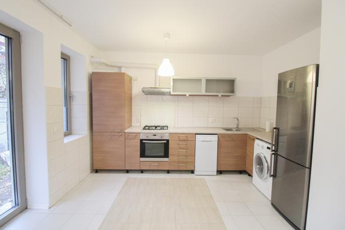 Apartament 168 mpu la parteul unei vile - Curte proprie- Straulesti