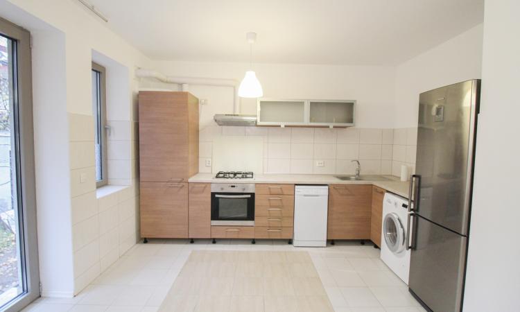 Apartament 168 mpu la parteul unei vile - Curte proprie- Straulesti