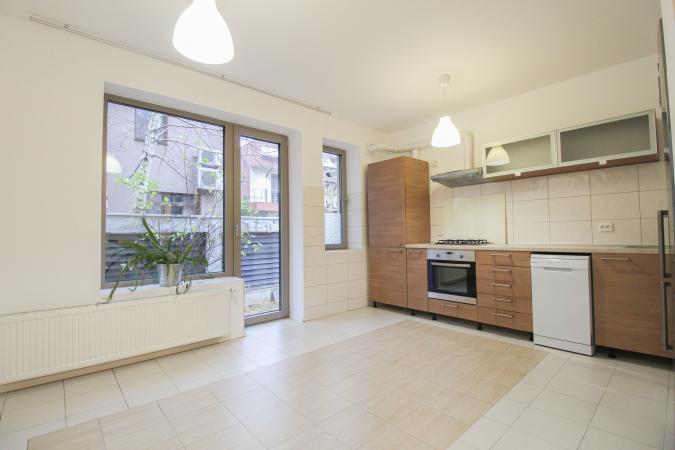 Apartament 168 mpu la parteul unei vile - Curte proprie- Straulesti