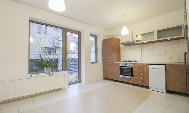 Apartament 168 mpu la parteul unei vile - Curte proprie- Straulesti
