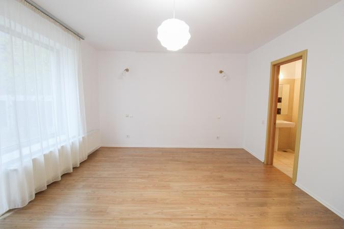 Apartament 168 mpu la parteul unei vile - Curte proprie- Straulesti