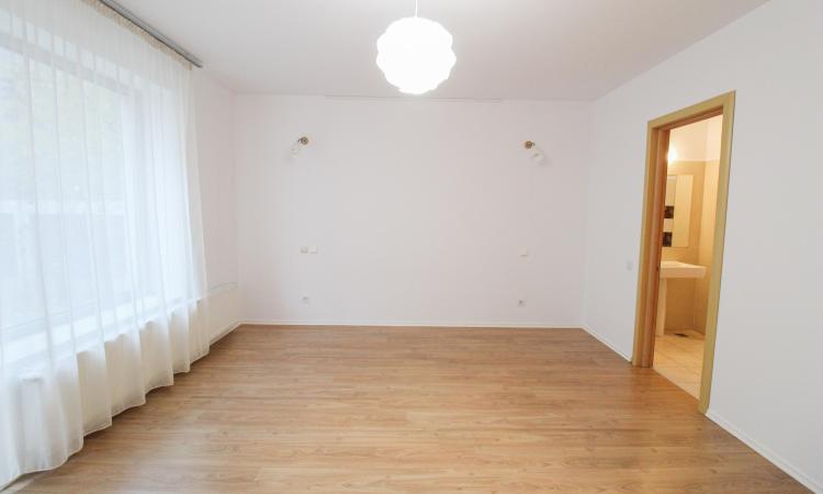 Apartament 168 mpu la parteul unei vile - Curte proprie- Straulesti