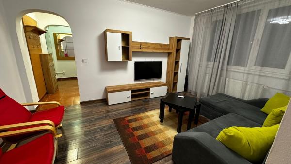 Apartament de închiriat, cu 3 camere, Râul Doamnei