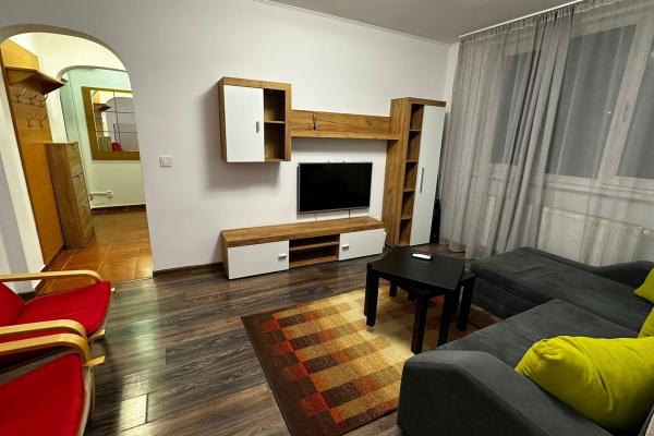 Apartament de închiriat, cu 3 camere, Râul Doamnei