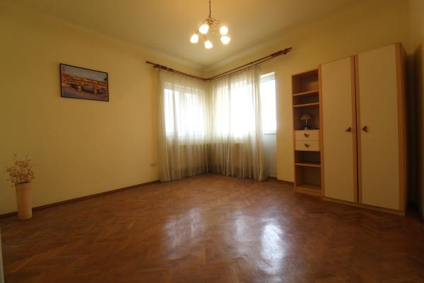 Vilă interbelică - 5 apartamente - curte privată - Strada Sirenelor