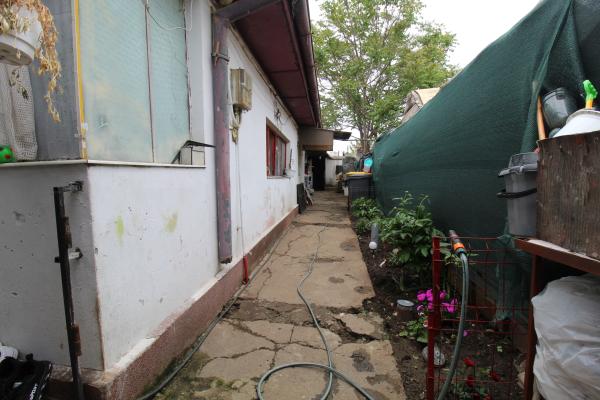 Casă bătrâneasca cu teren în Ghencea