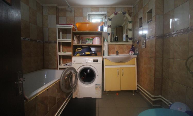 Casă bătrâneasca cu teren în Ghencea