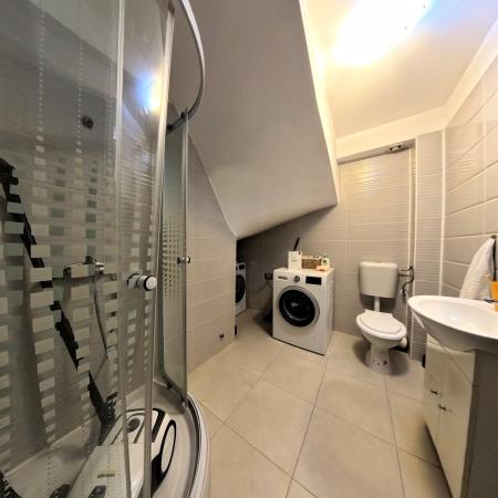 Casa - Curte - Brancuși - 3 Camere - Nemobilată