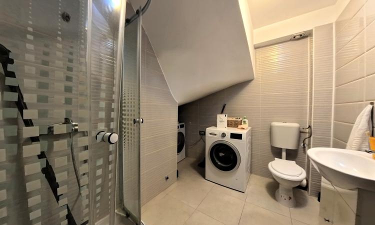 Casa - Curte - Brancuși - 3 Camere - Nemobilată