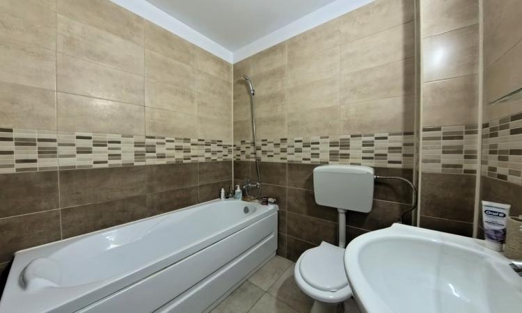 Casa - Curte - Brancuși - 3 Camere - Nemobilată