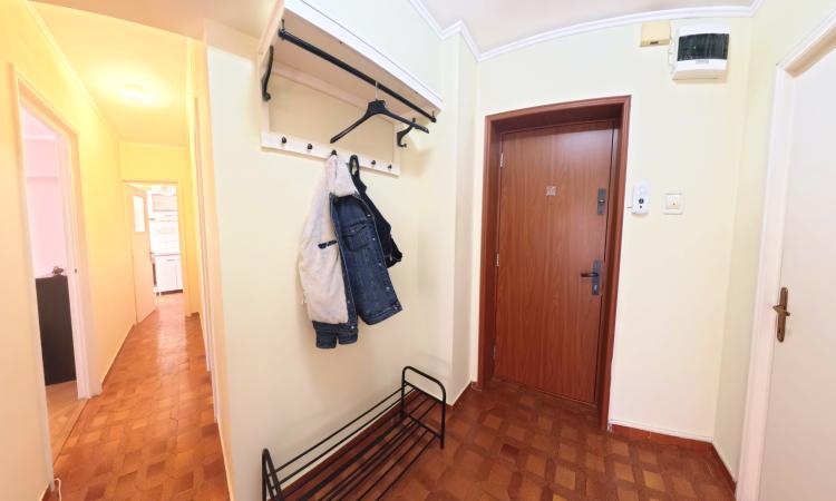 2 camere, Luminos, Mobilat, Palatul parlamentului, Soare din Vest