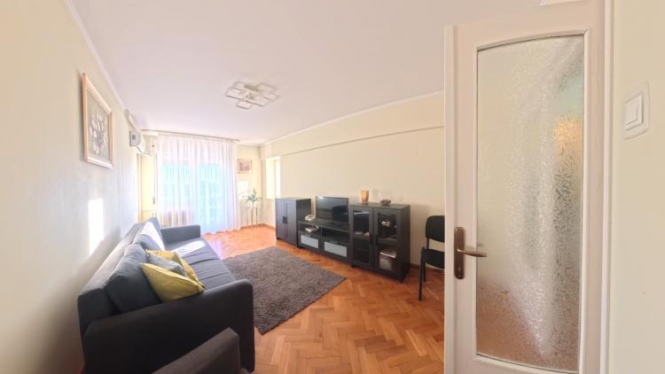 2 camere, Luminos, Mobilat, Palatul parlamentului, Soare din Vest