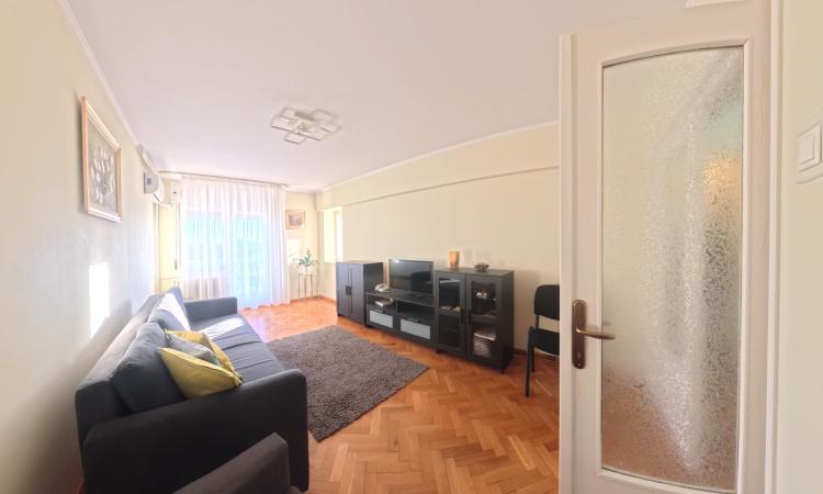 2 camere, Luminos, Mobilat, Palatul parlamentului, Soare din Vest