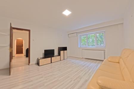 Apartament 3 Camere, B.ul Unirii, Persoana Fizica sau Juridica, Partial Mobilat