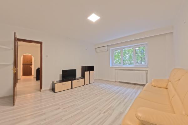 Apartament 3 Camere, B.ul Unirii, Persoana Fizica sau Juridica, Partial Mobilat