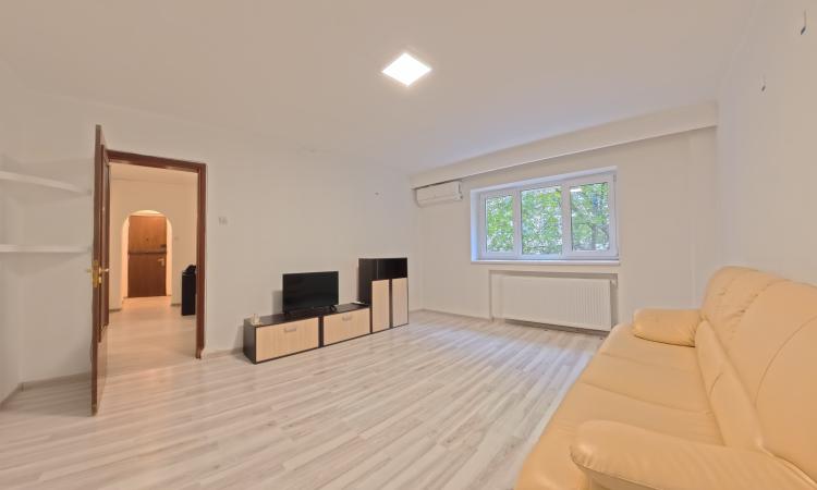 Apartament 3 Camere, B.ul Unirii, Persoana Fizica sau Juridica, Partial Mobilat