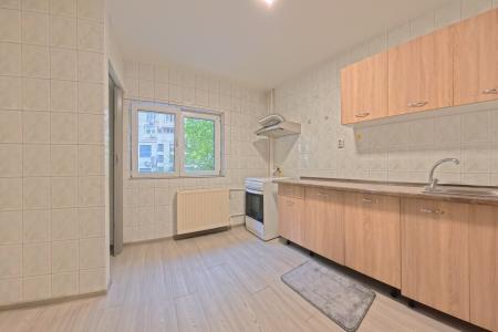 Apartament 3 Camere, B.ul Unirii, Persoana Fizica sau Juridica, Partial Mobilat
