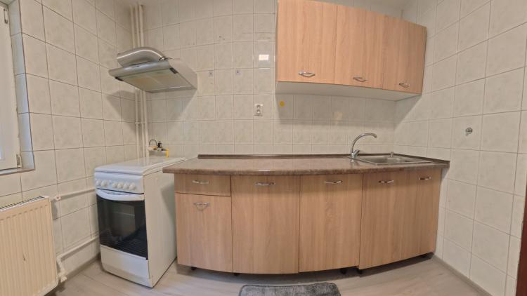 Apartament 3 Camere, B.ul Unirii, Persoana Fizica sau Juridica, Partial Mobilat