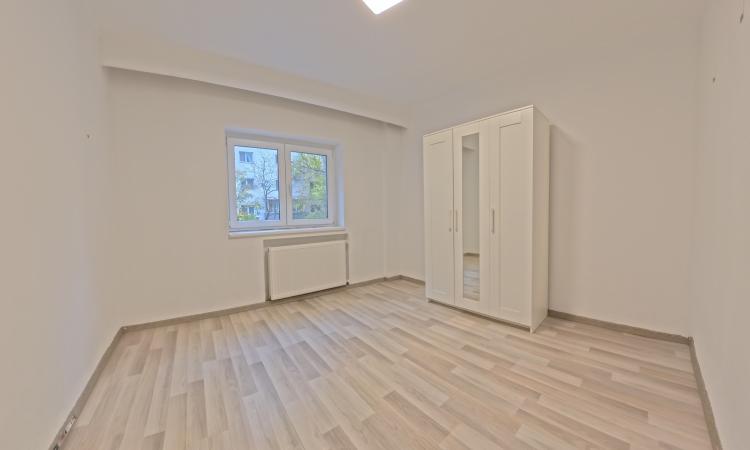 Apartament 3 Camere, B.ul Unirii, Persoana Fizica sau Juridica, Partial Mobilat