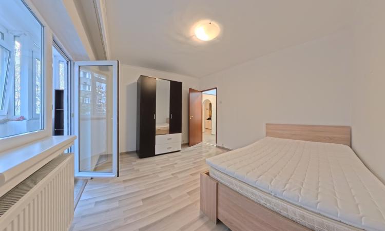 Apartament 3 Camere, B.ul Unirii, Persoana Fizica sau Juridica, Partial Mobilat