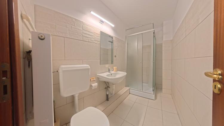 Apartament 3 Camere, B.ul Unirii, Persoana Fizica sau Juridica, Partial Mobilat