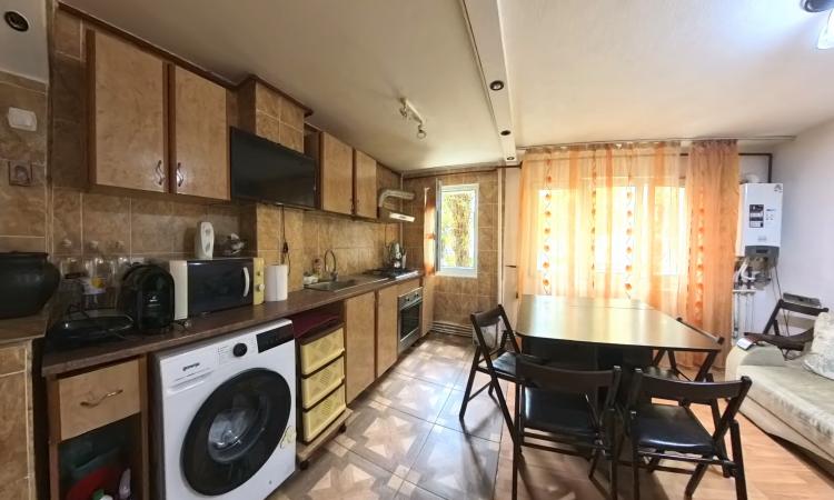 Apartament 3 camere - Piața Bobocica