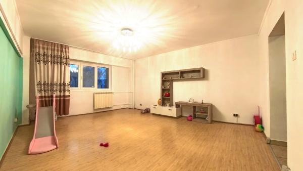3 Camere, Birouri sau Locuinta, Camera de Comert, Disponibil si Nemobilat