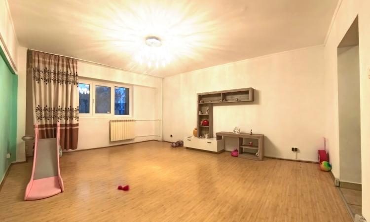 3 Camere, Birouri, Camera de Comert, Disponibil Nemobilat