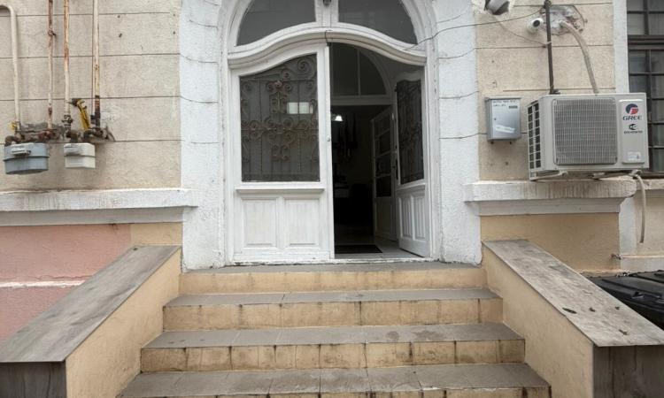 Apartament Parter in Vila, 4 Camere, Birouri si Firme, B.dul Unirii