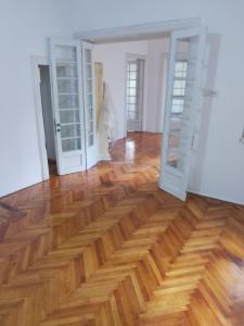 Vila Interbelica cu Etaj si Mansarda, Splaiul Unirii, Vanzare sau Chirie Parter