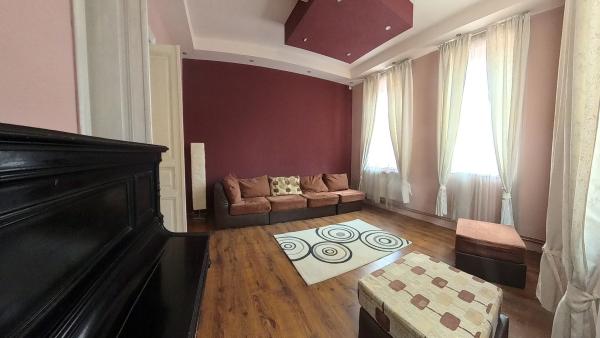 Vanzare apartament 3 camere in vila, Piata  Regina Maria