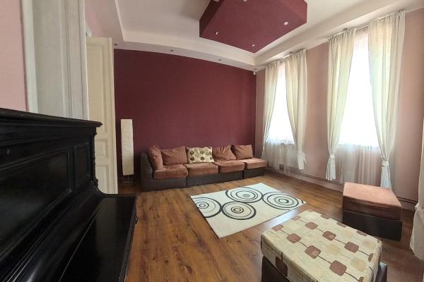 Vanzare apartament 3 camere in vila, Piata Regina Maria