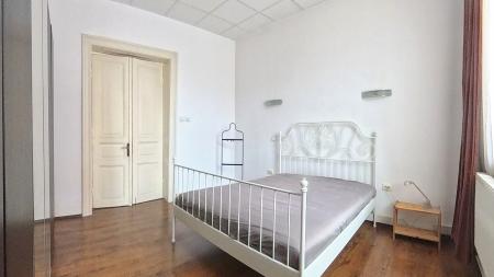 Vanzare apartament 3 camere in vila, Piata  Regina Maria