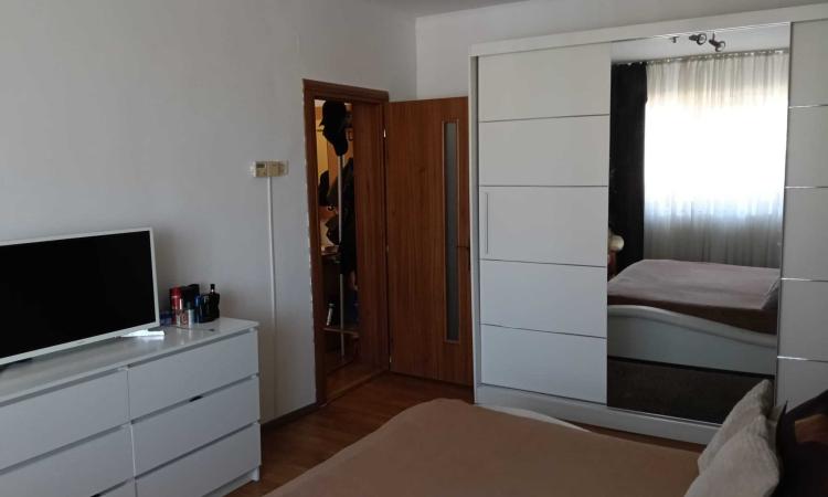 Apartament 4 camere decomandat , aproape de Shopping Mall
