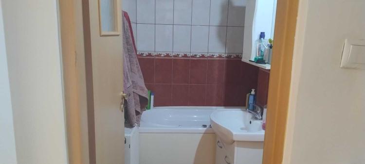 Apartament 4 camere decomandat , aproape de Shopping Mall