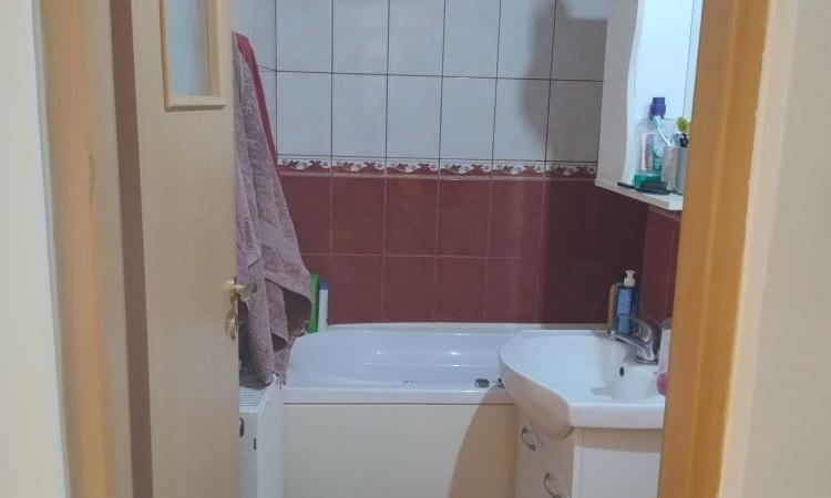 Apartament 4 camere decomandat , aproape de Shopping Mall