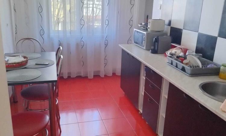 Apartament 4 camere decomandat , aproape de Shopping Mall