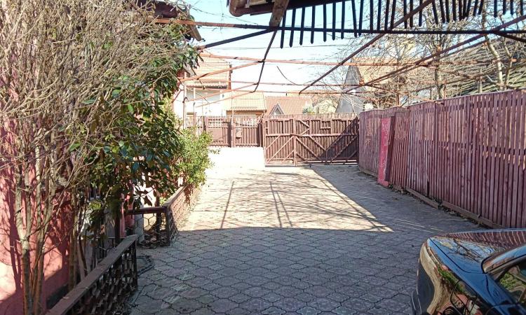 Casă spațioasă de vânzare | Parter + Etaj | Ideală pentru locuință sau activitate comercială