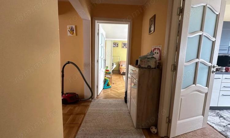 3 camere, doua balcoane, etaj 3, Sagului