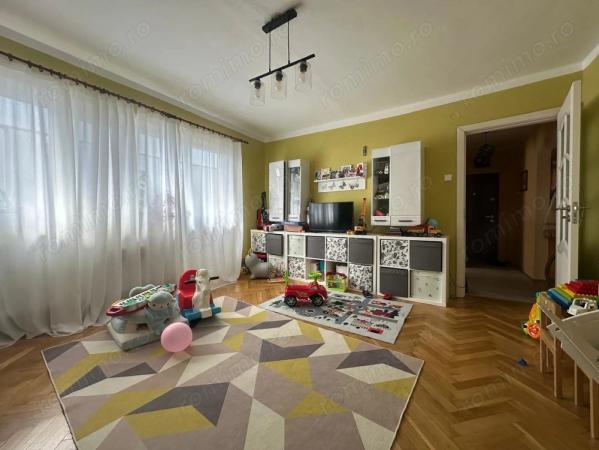 3 camere, doua balcoane, etaj 3, Sagului