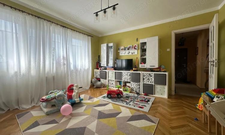 3 camere, doua balcoane, etaj 3, Sagului