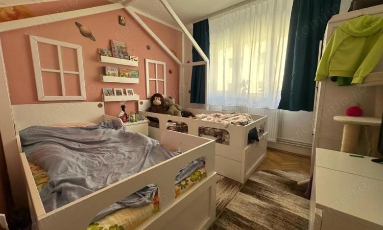 3 camere, doua balcoane, etaj 3, Sagului