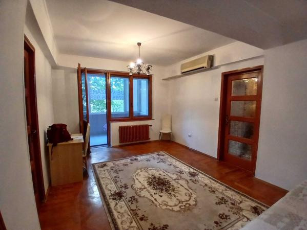 Vanzare 2 camere la Piata Romana