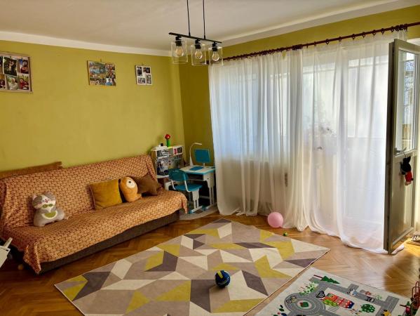 3 decomadate, etajul 3 din 4, zona Dambovita