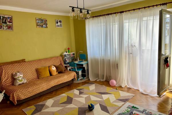 3 decomadate, etajul 3 din 4, zona Dambovita