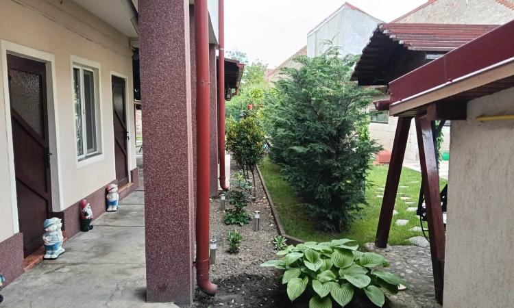 Casă individuală | 176 mp utili | 2 locuințe în curte | Teren 327 mp/ zona Cetatii
