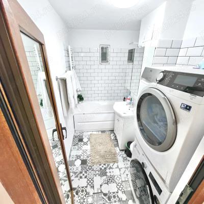 De vanzare 3 camere(65mp), decomandat si mobilat complet plus boxa generoasa
